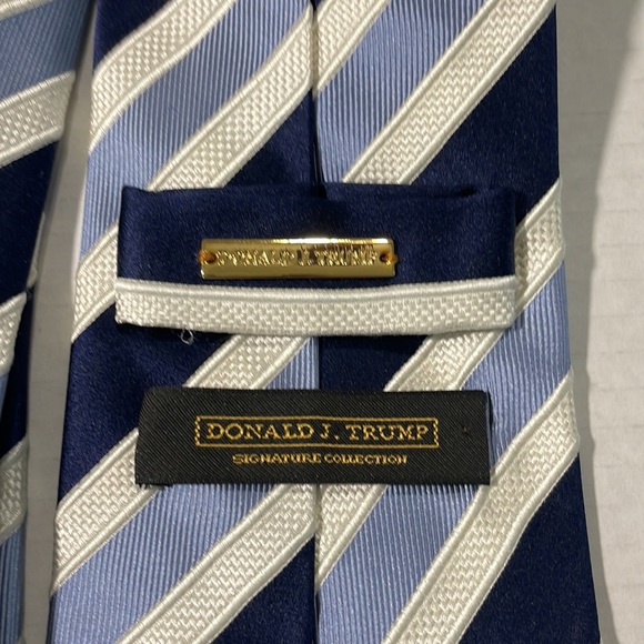 Donald J. Trump Signature Collection classic blue Striped 100% Silk Neck Tie - Picture 4 of 9
